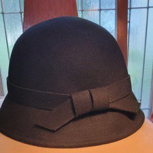 Derby hat with bow